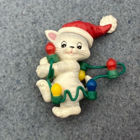 Christmas Pin Brooch White Cat Red Santa Hat String Of Lights Tangled Retro - Picture 2 of 5